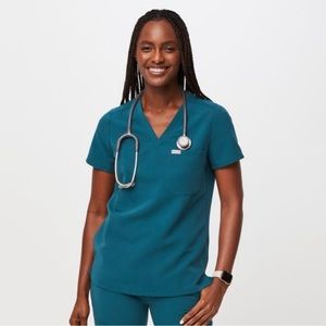 Figs Catarina Top M and Zamora Bottoms Medium Tall. Caribbean Blue color.